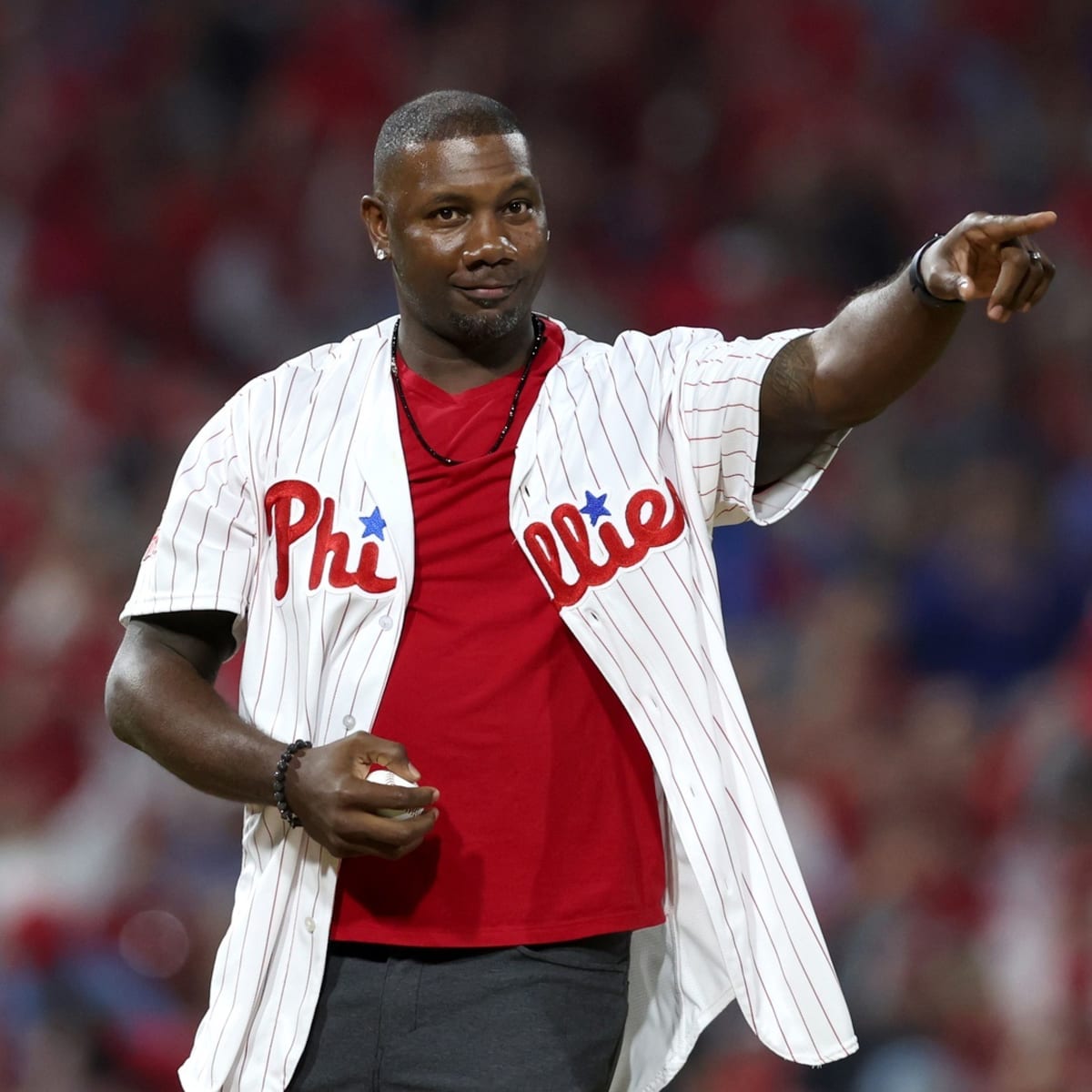WATCH: Phillies Great Ryan Howard Throws First Pitch Before NLCS Game 4 -  Fastball
