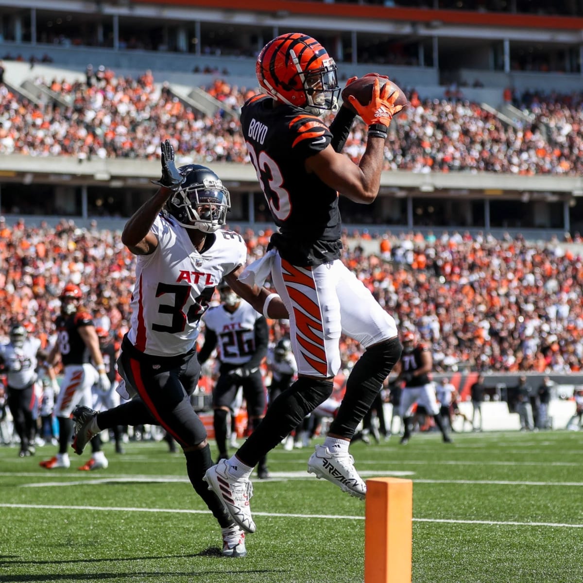 CINCINNATI, OH - OCTOBER 23: Atlanta Falcons quarterback Marcus Mariota (1)  looks to pass during the game against the Atlanta Falcons and the  Cincinnati Bengals on October 23, 2022, at Paycor Stadium