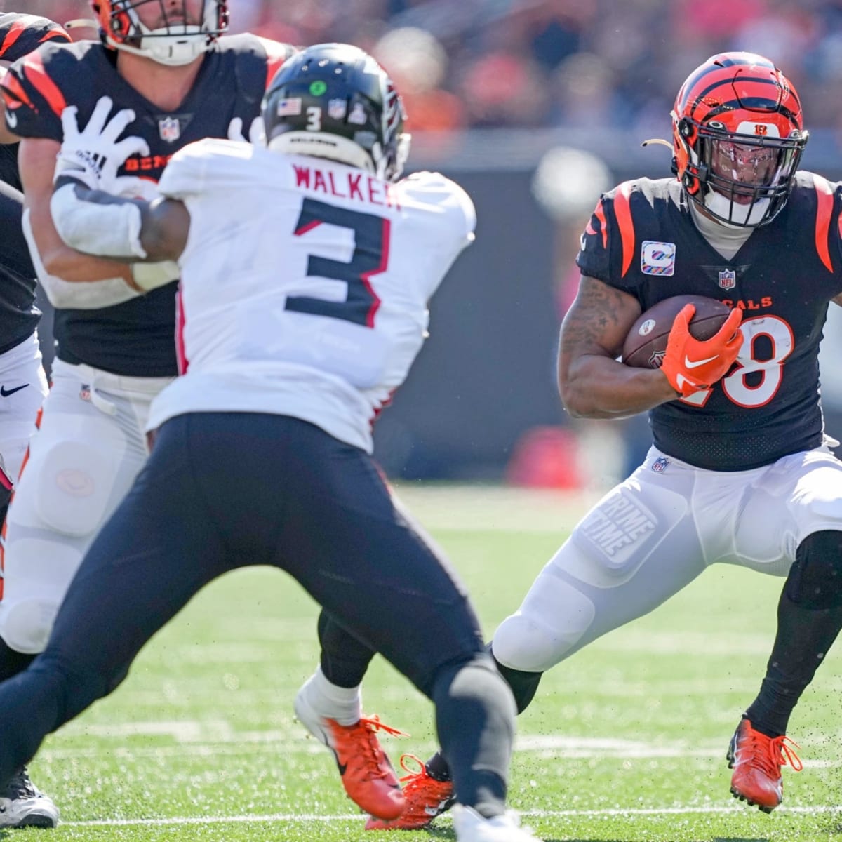 Atlanta Falcons tight end Kyle Pitts (8) is tackled by Cincinnati Bengals  safety Jessie Bates III (30) during an NFL football game, Sunday, Oct. 23,  2022, in Cincinnati. (AP Photo/Emilee Chinn Stock Photo - Alamy