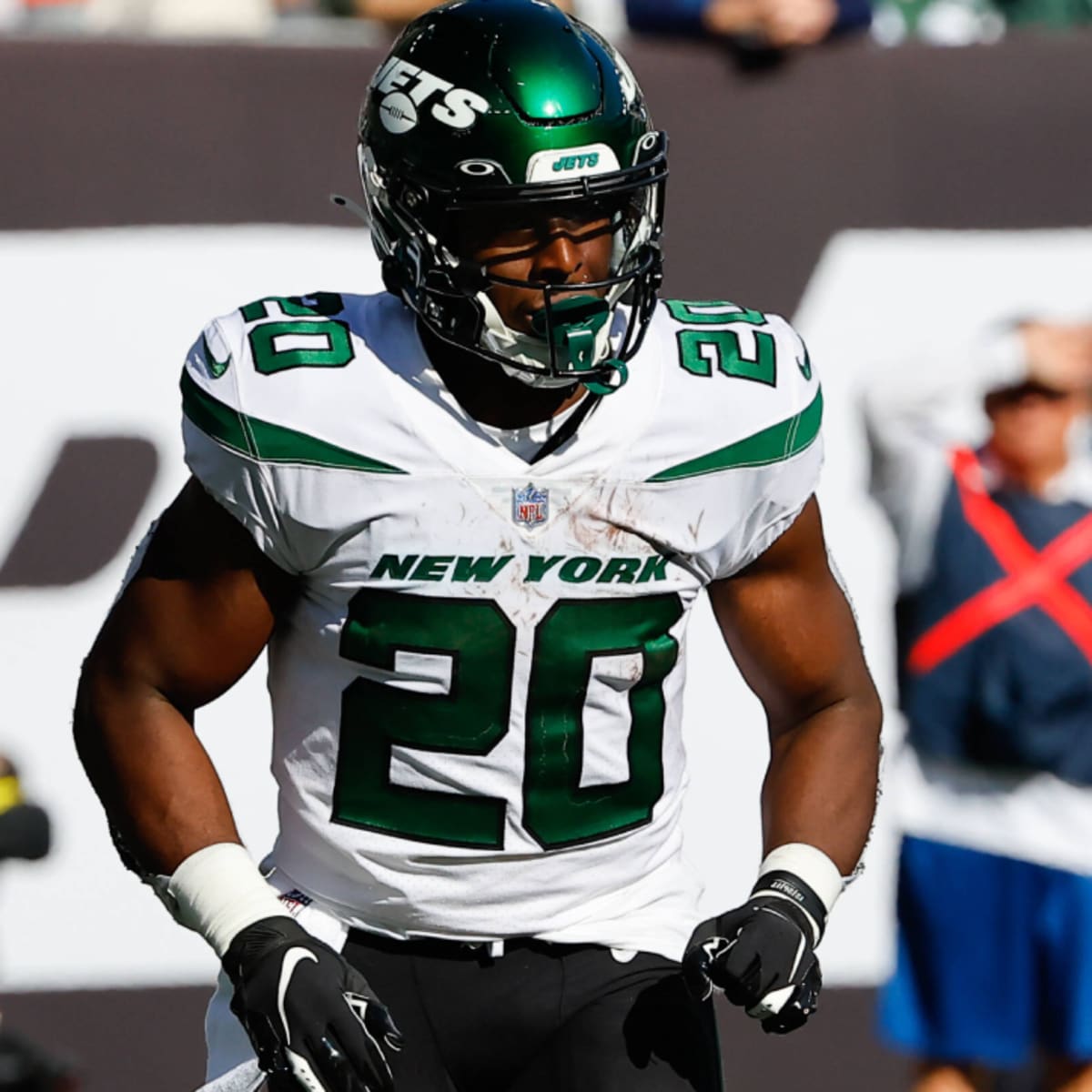 Jets beat Broncos but lose rookie RB Hall to knee injury