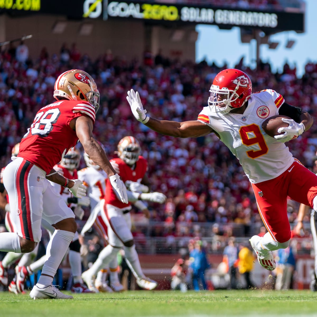 Chiefs' offense explodes, taking down Cardinals 44-21 in season opener