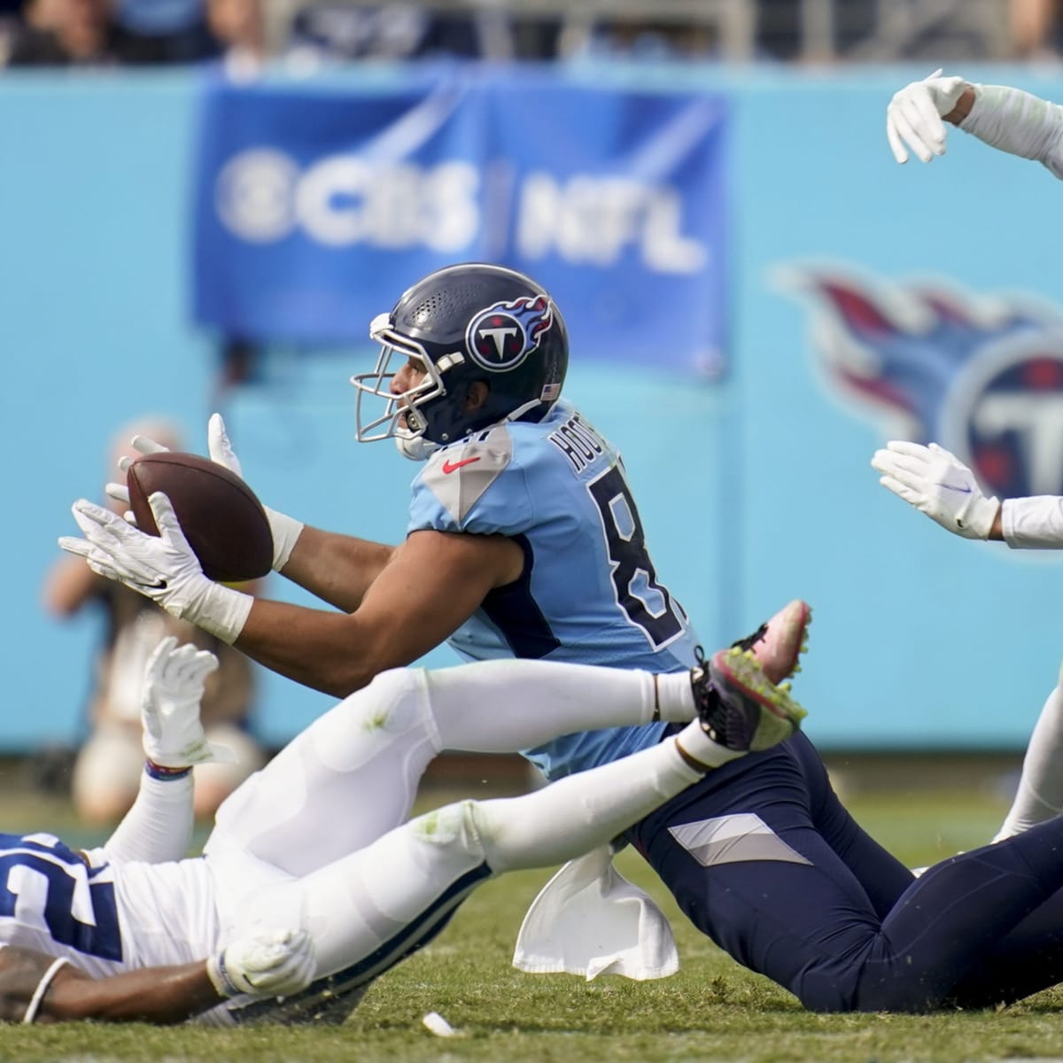 Tennessee Titans tight end Austin Hooper (81) warms up for an NFL football  game against the Houston Texans Sunday, Oct. 30, 2022, in Houston. (AP  Photo/Eric Gay Stock Photo - Alamy
