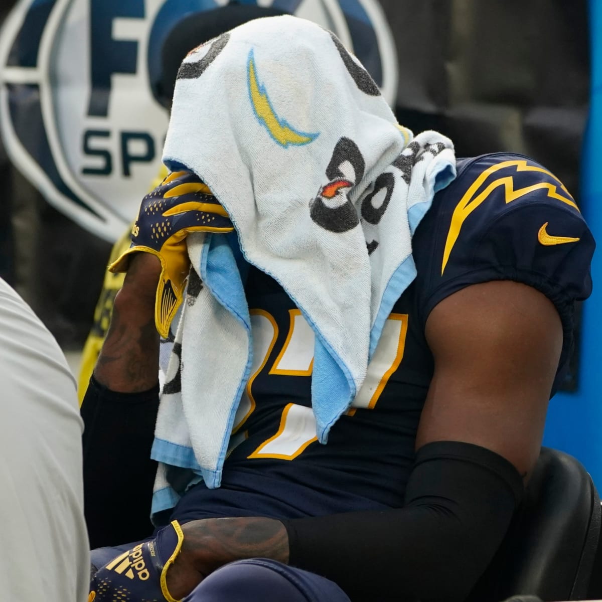 Chargers' J.C. Jackson dislocates knee, per source; Mike Williams