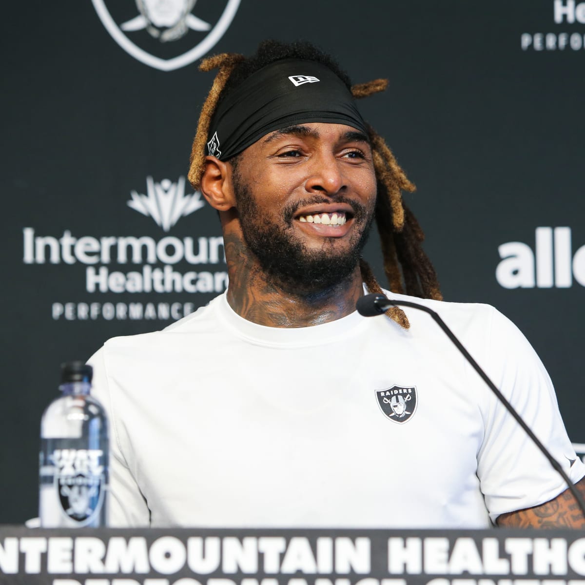 Las Vegas Raiders running back Brandon Bolden (34) takes a break during  their game against the Tennessee Titans Sunday, Sept. 25, 2022, in  Nashville, Tenn. (AP Photo/Wade Payne Stock Photo - Alamy