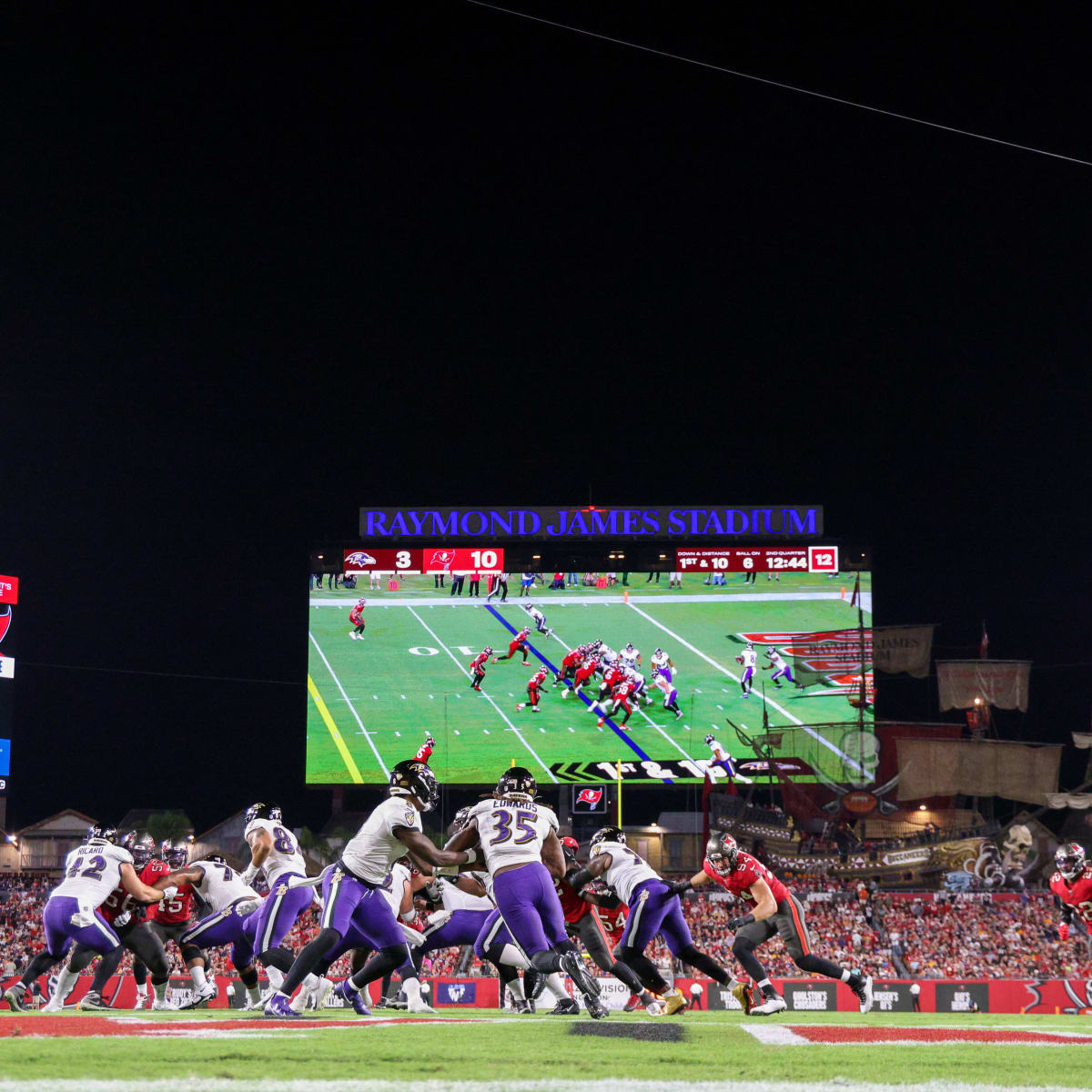 Ravens RB Gus Edwards leaves game with hamstring injury in Week 8 vs.  Buccaneers