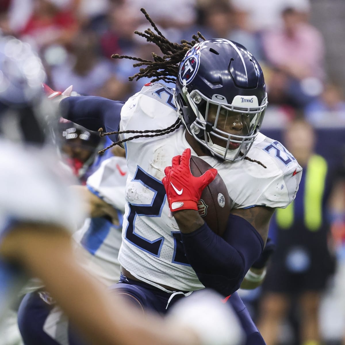 Henry runs for 219 yards, 2 TDs as Titans down Texans 17-10