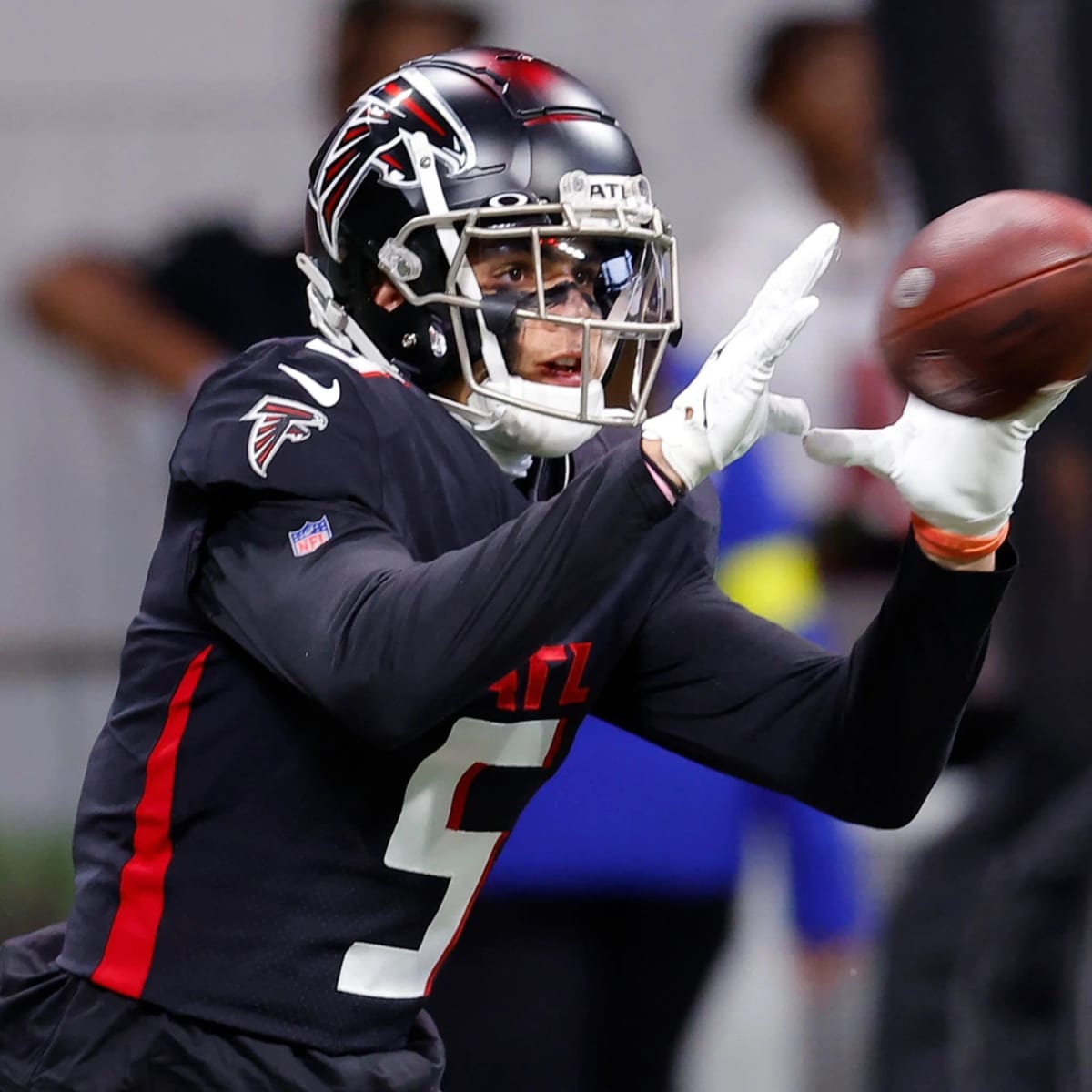 Atlanta Falcons WR Drake London Impressed by 'Level-Headed' Bijan