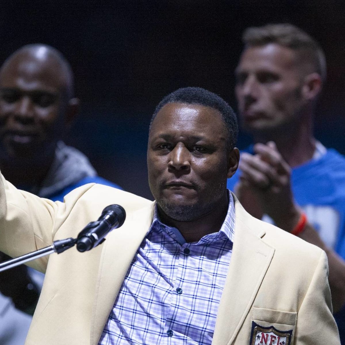 Barry Sanders' legacy cemented: Lions reveal new statue outside of Ford  Field 