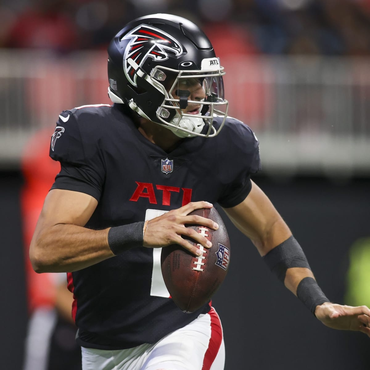 November 05, 2018:.Tennessee Titans quarterback Marcus Mariota (8)  scrambles for a first down during an NFL football game between the Tennessee  Titans and Dallas Cowboys at AT&T Stadium in Arlington, Texas. Manny