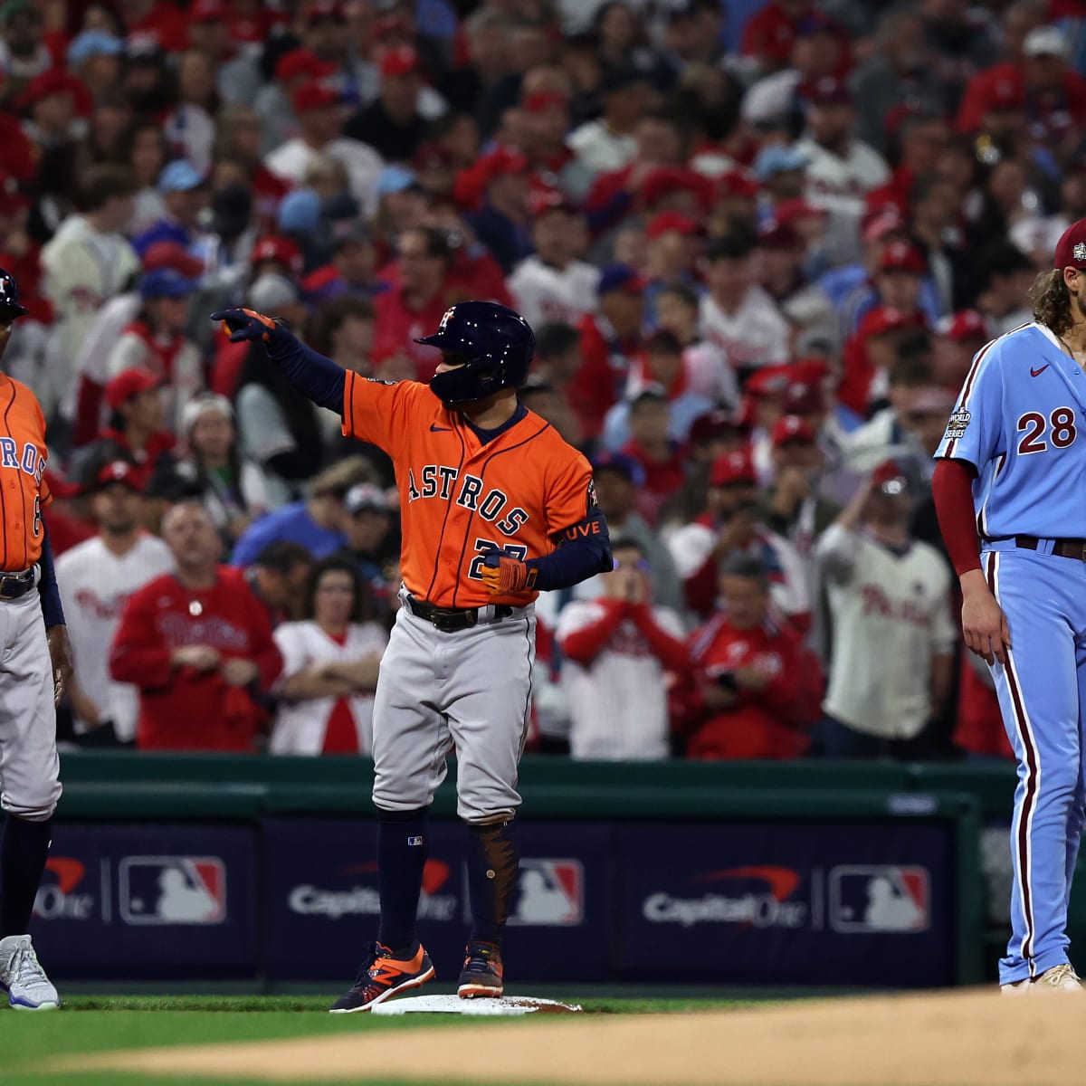 Jeremy Peña messing with Jose Altuve after his first career 5-hit game