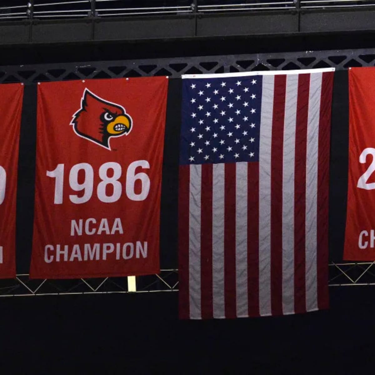 Vintage Louisville Cardinals 1986 National Champs T Shirt / 