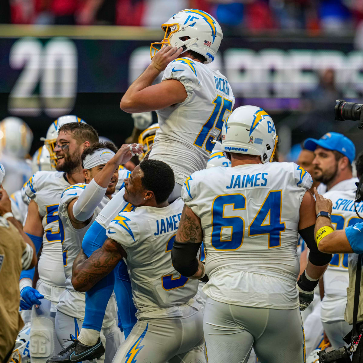 Dicker's FG propels Chargers to 17-14 victory over Titans
