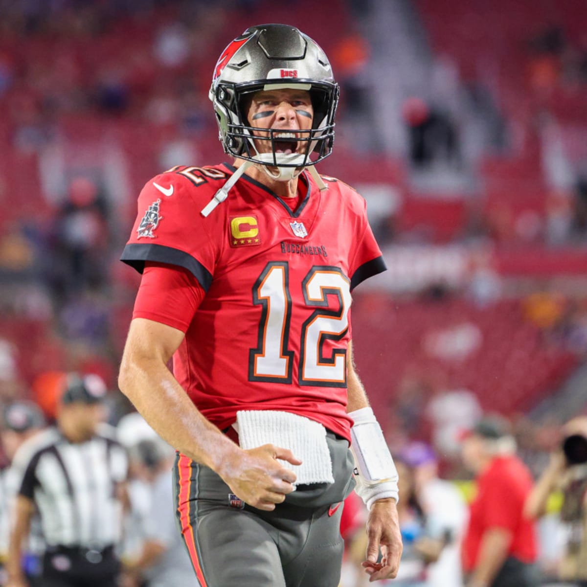 Bucs' Tom Brady goes over 100,000 yards passing for career – KGET 17
