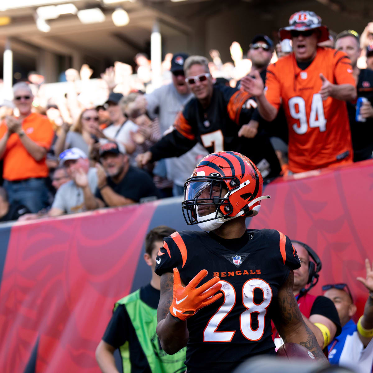 Cincinnati, OH, USA. 4th Oct, 2020. Joe Mixon #28 of the Cincinnati Bengals  waves to the crowd after NFL football game action between the Jacksonville  Jaguars and the Cincinnati Bengals at Paul