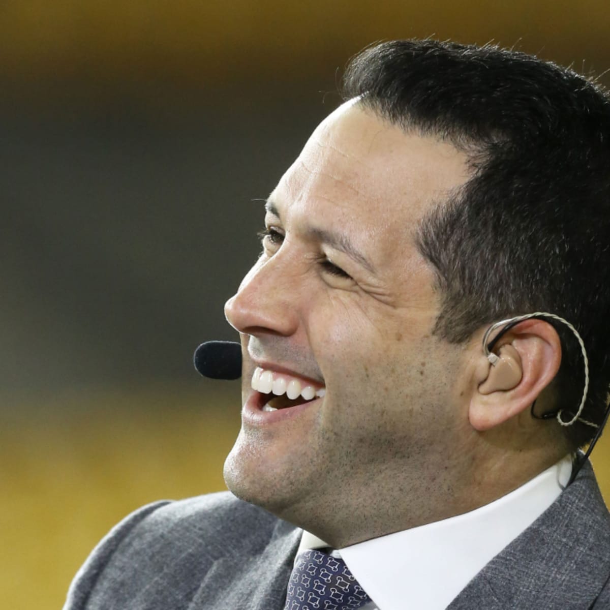 Internet lights up Adam Schefter after cringey, shirtless dance on MNF