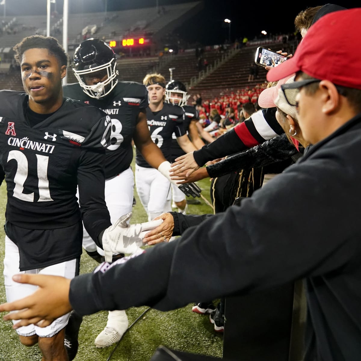 UC Bearcats beat East Carolina Pirates 27-25 in Nipp at Night matchup