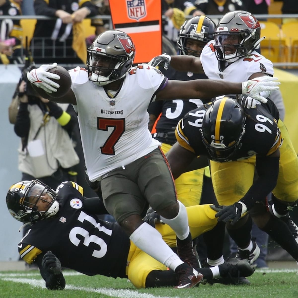 Steelers injury news: DT Larry Ogunjobi spotted in walking boot