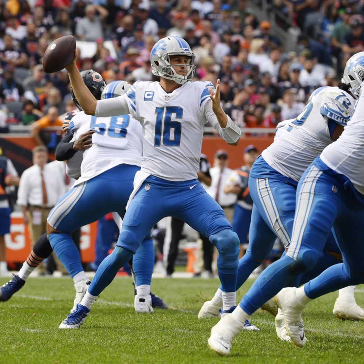 Chicago, Illinois, USA. 11th Nov, 2018. - Lions #33 Kerryon Johnson in  action during the NFL Game between the Detroit Lions and Chicago Bears at  Soldier Field in Chicago, IL. Photographer: Mike