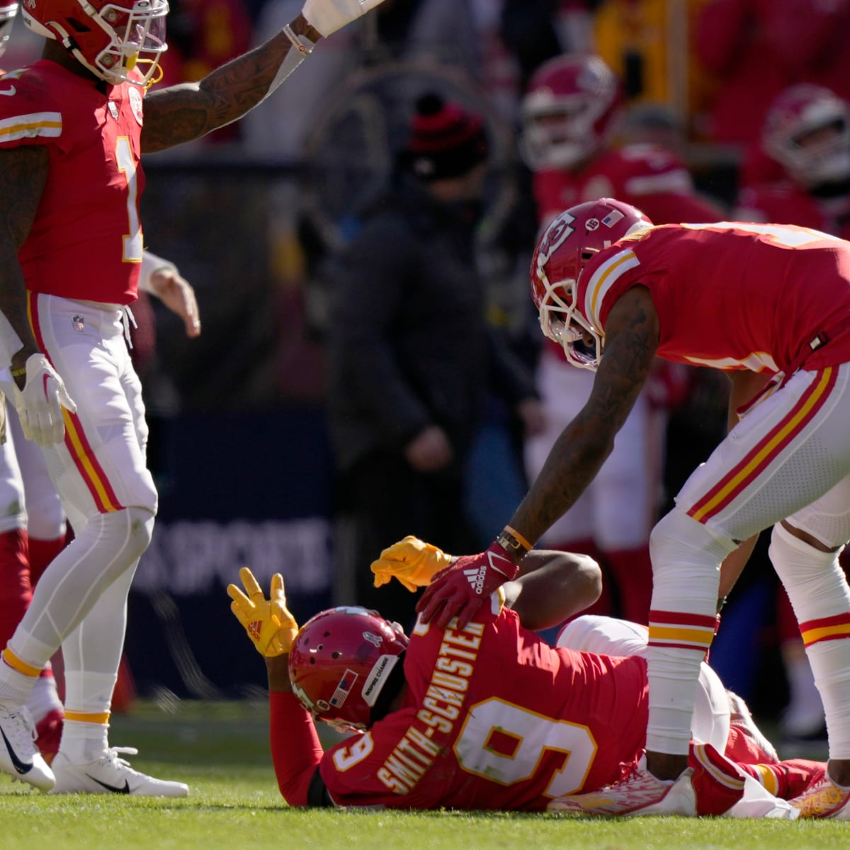 Chiefs' JuJu Smith-Schuster Leaves Game With Head Injury - Sports