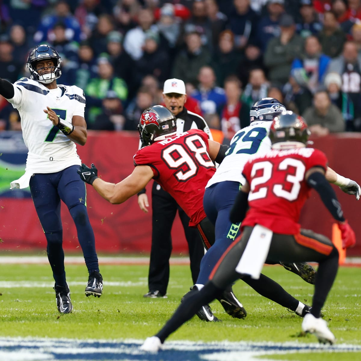 Live updates: Bucs hold off Seahawks in Germany