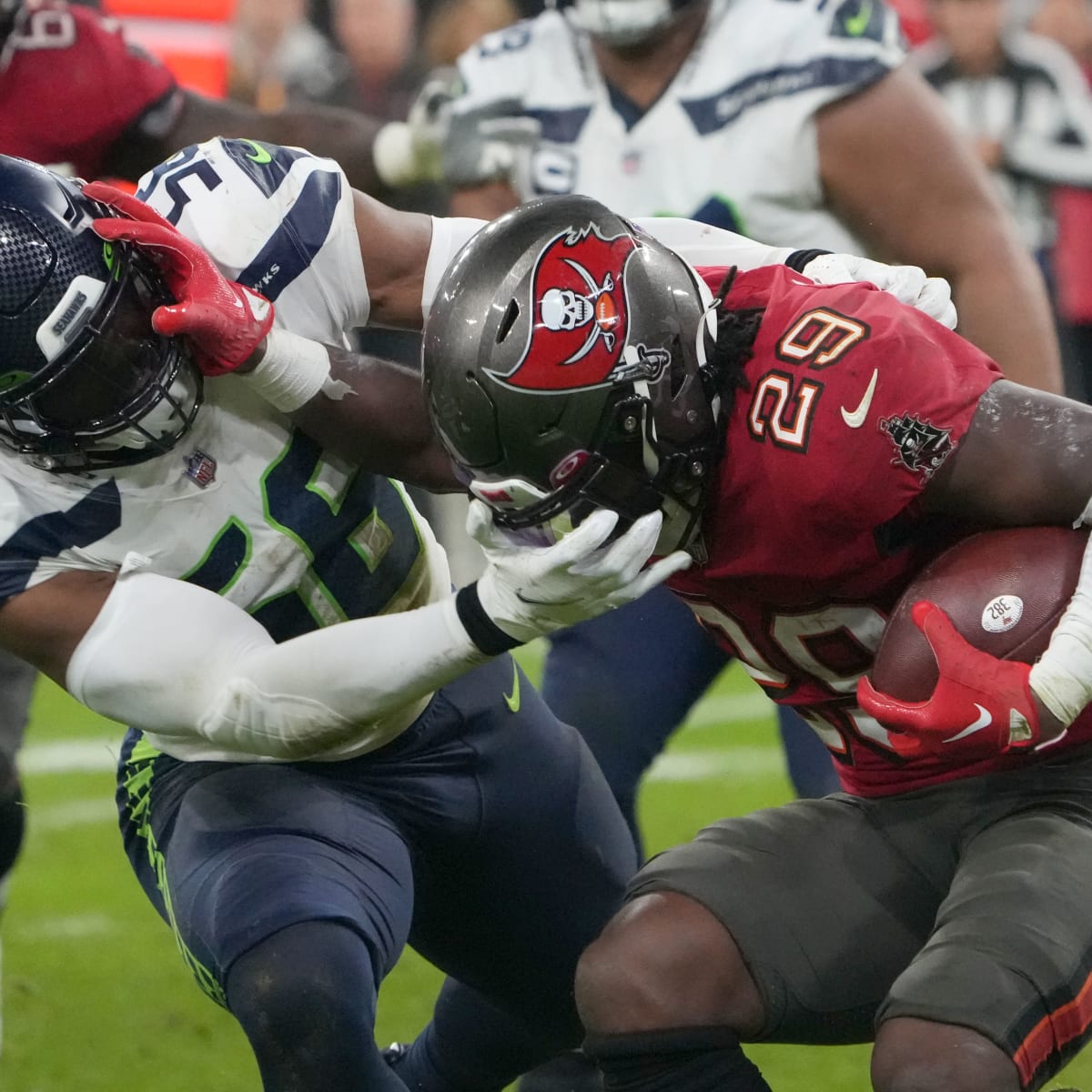 HIGHLIGHTS: Buccaneers Defeat Seattle Seahawks 21-16 in Week 10 in