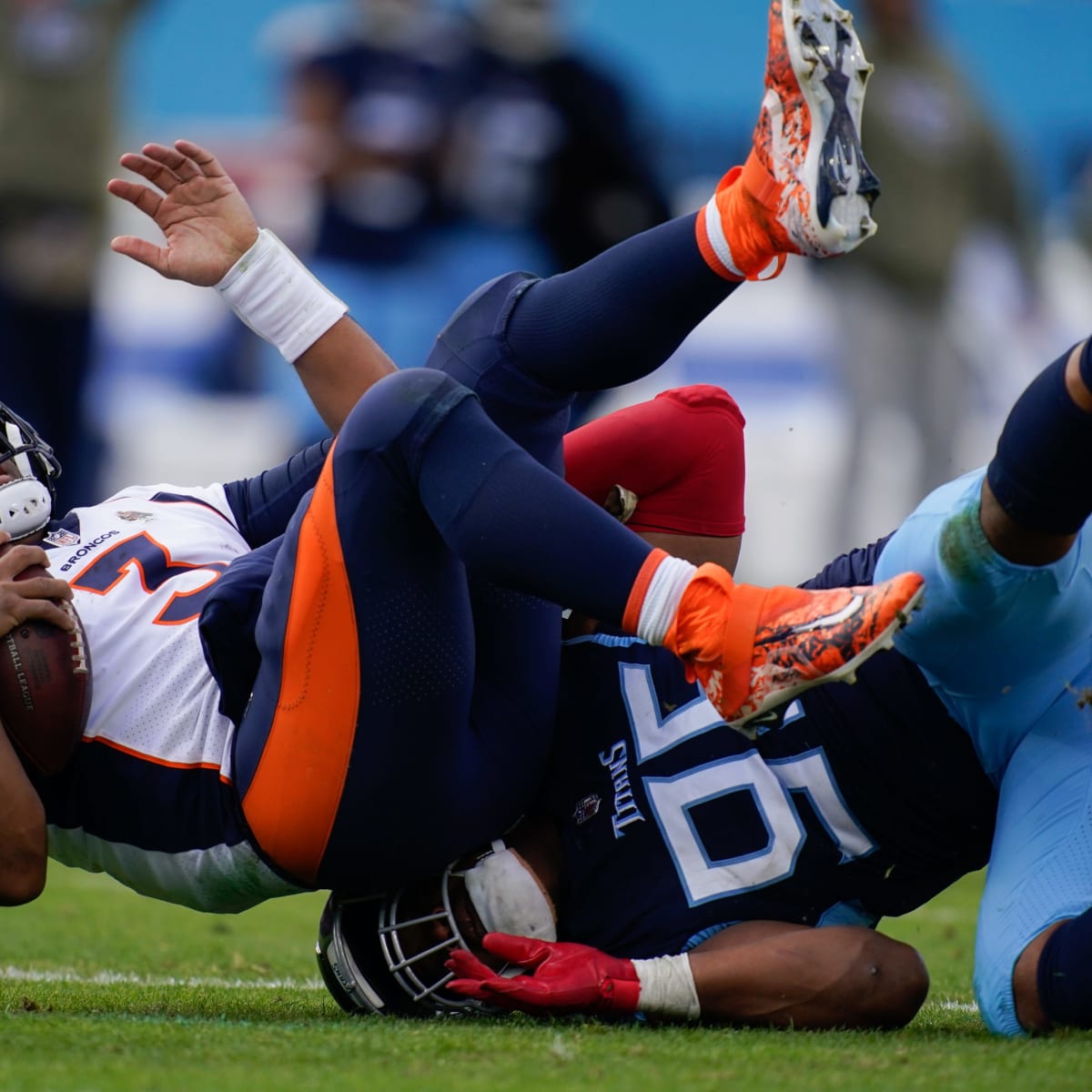 Tennessee Titans pass rush menaces Russell Wilson, beat Broncos 17-10