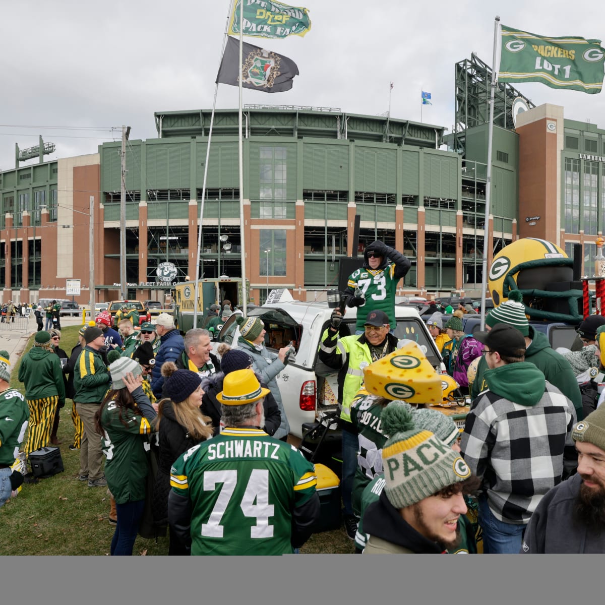 Update: 350 helpers needed at Lambeau Field Sunday morning