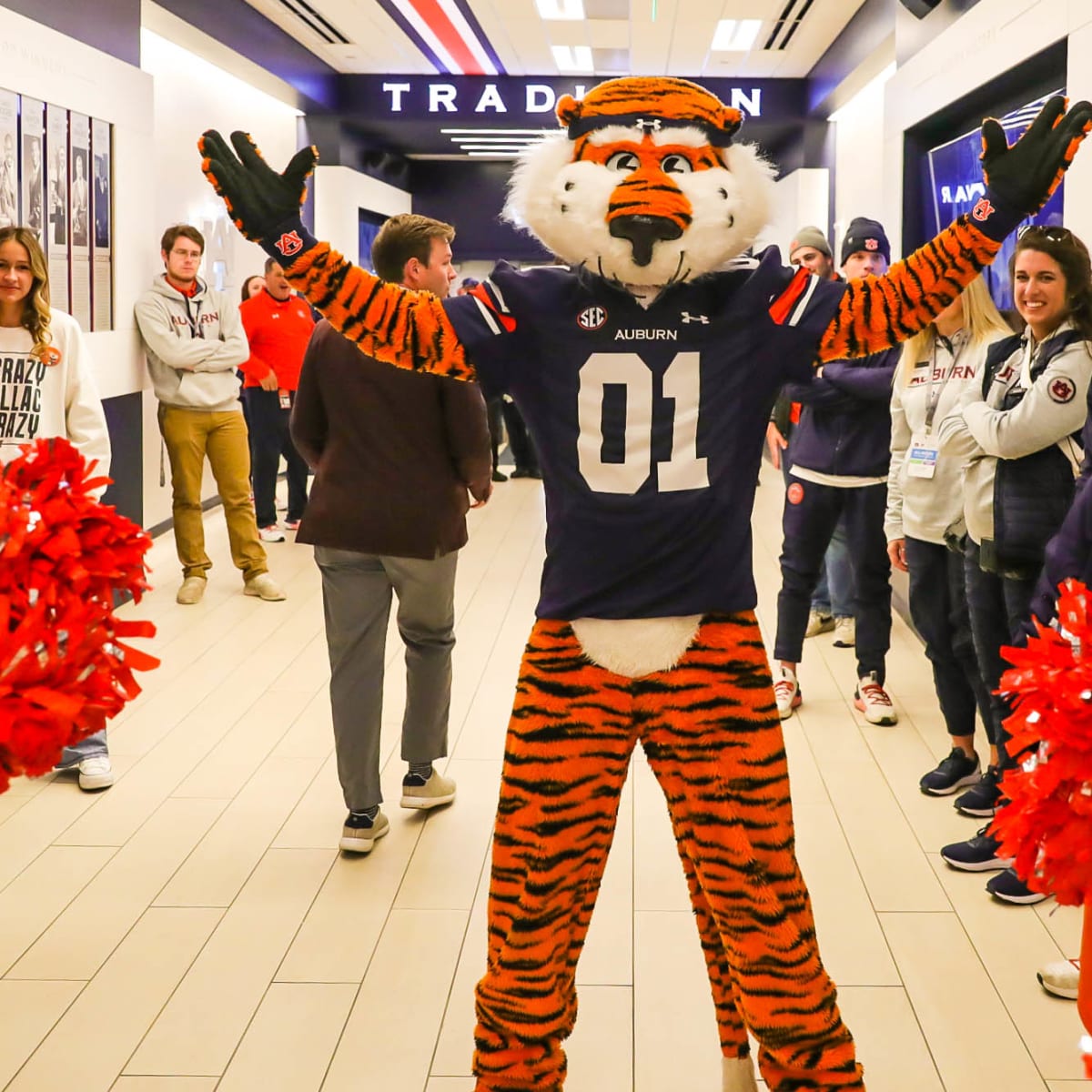 Auburn football fans react to Jarquez Hunter's Tiger Walk cowboy hat