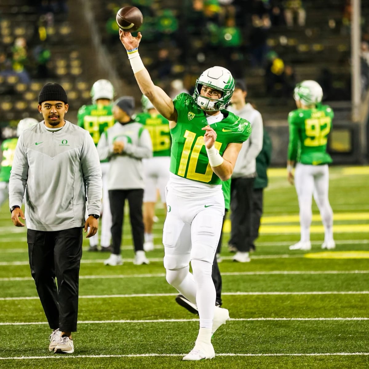 A limited Bo Nix and the Oregon Ducks fight their way past Utah