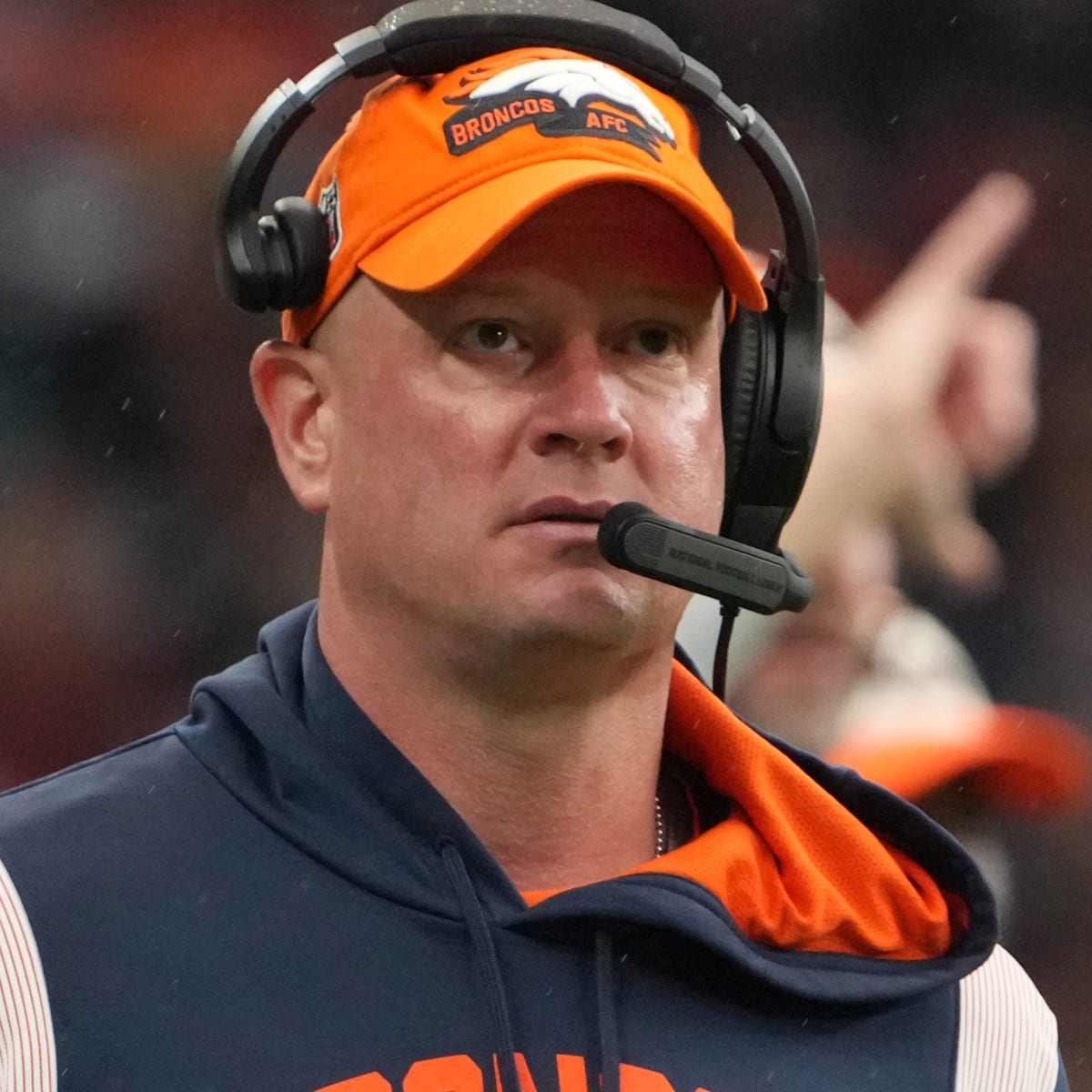 AP source: Hackett hands off Broncos' play-calling duties