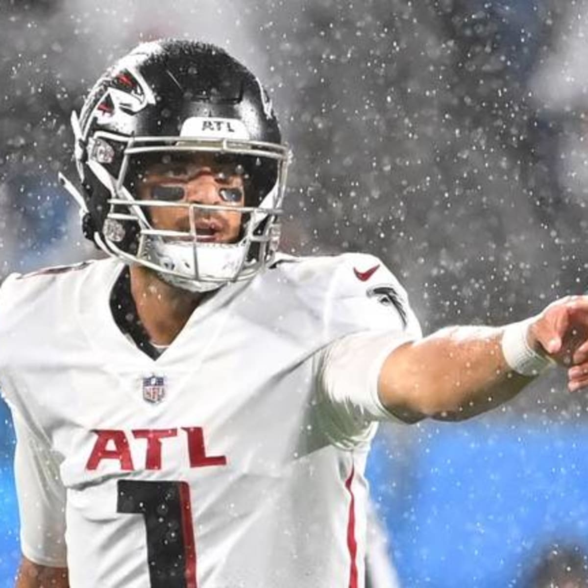 Photo: Atlanta Falcons' quarterback Marcus Mariota (R) fixes