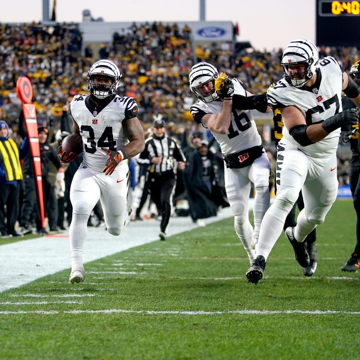 Pittsburgh, Pennsylvania, USA. 20th Nov, 2022. November 20th, 2022  Cincinnati Bengals running back Joe Mixon (28) and Cincinnati Bengals  running back Samaje Perine (34) celebrate after scoring a touchdown during  Pittsburgh Steelers