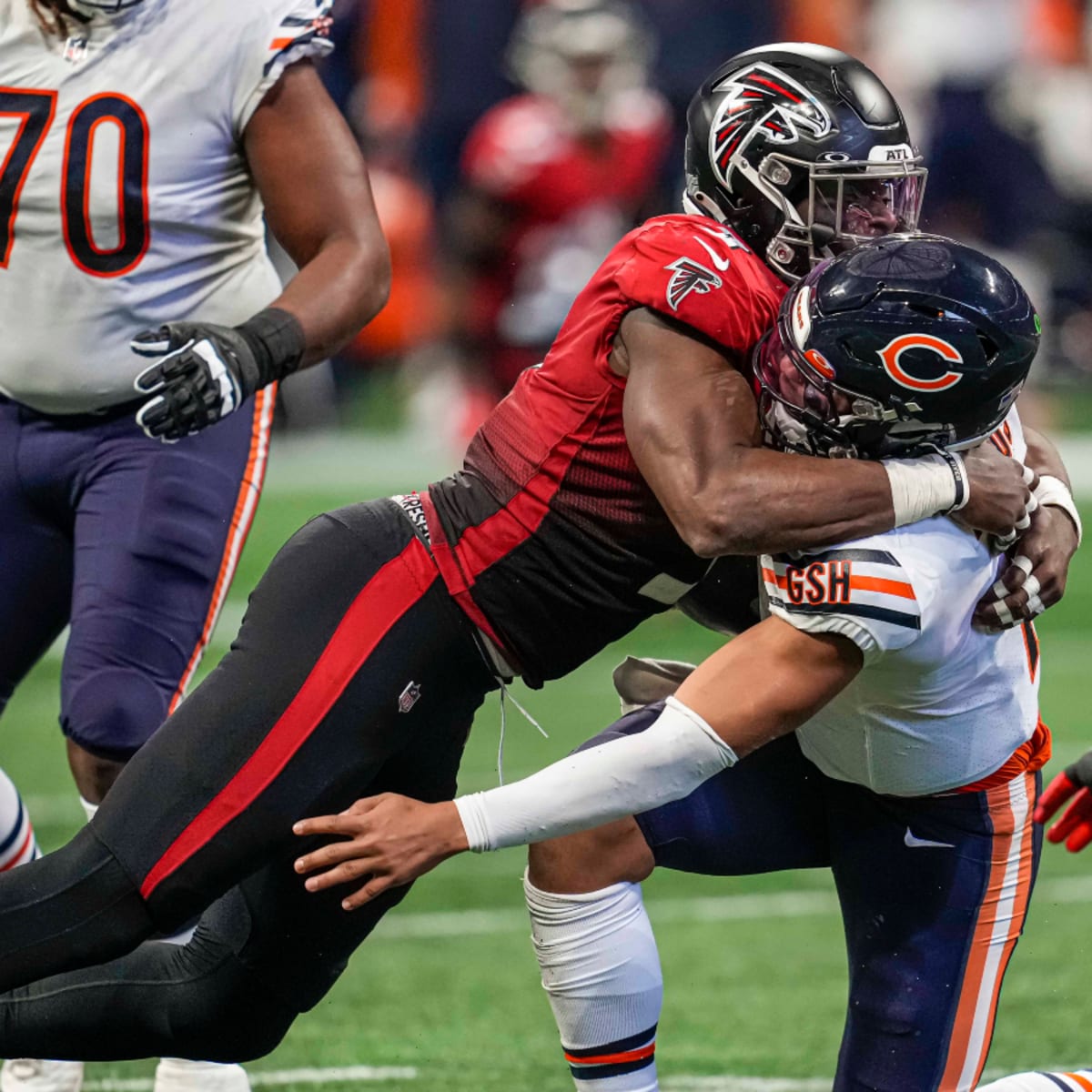 Justin Fields injury: Bears QB playing through leg cramps in Week 15 vs.  Eagles - DraftKings Network