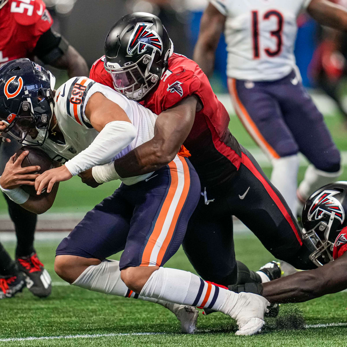 Bears QB Justin Fields suffers left shoulder injury vs. Falcons