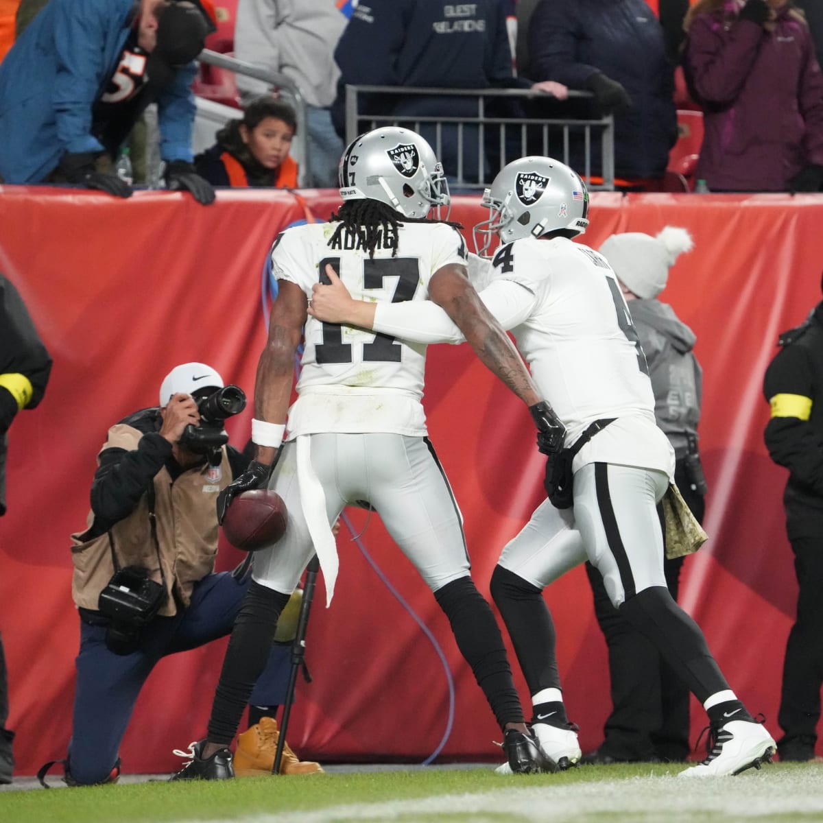 Derek Carr's newfound fearlessness has the Raiders rolling - Sports  Illustrated