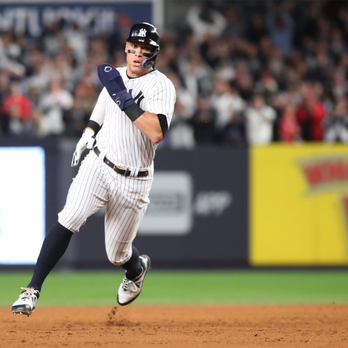 Steph Curry channeling inner Red Sox fan in Aaron Judge Giants