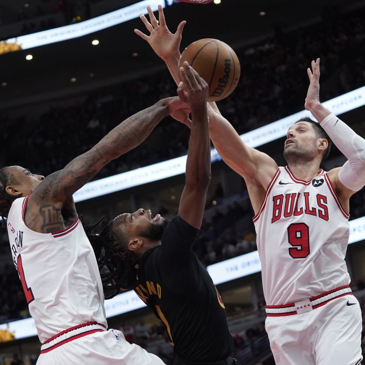 Cavs blow 4th-quarter lead, lose to Chicago Bulls in double-overtime