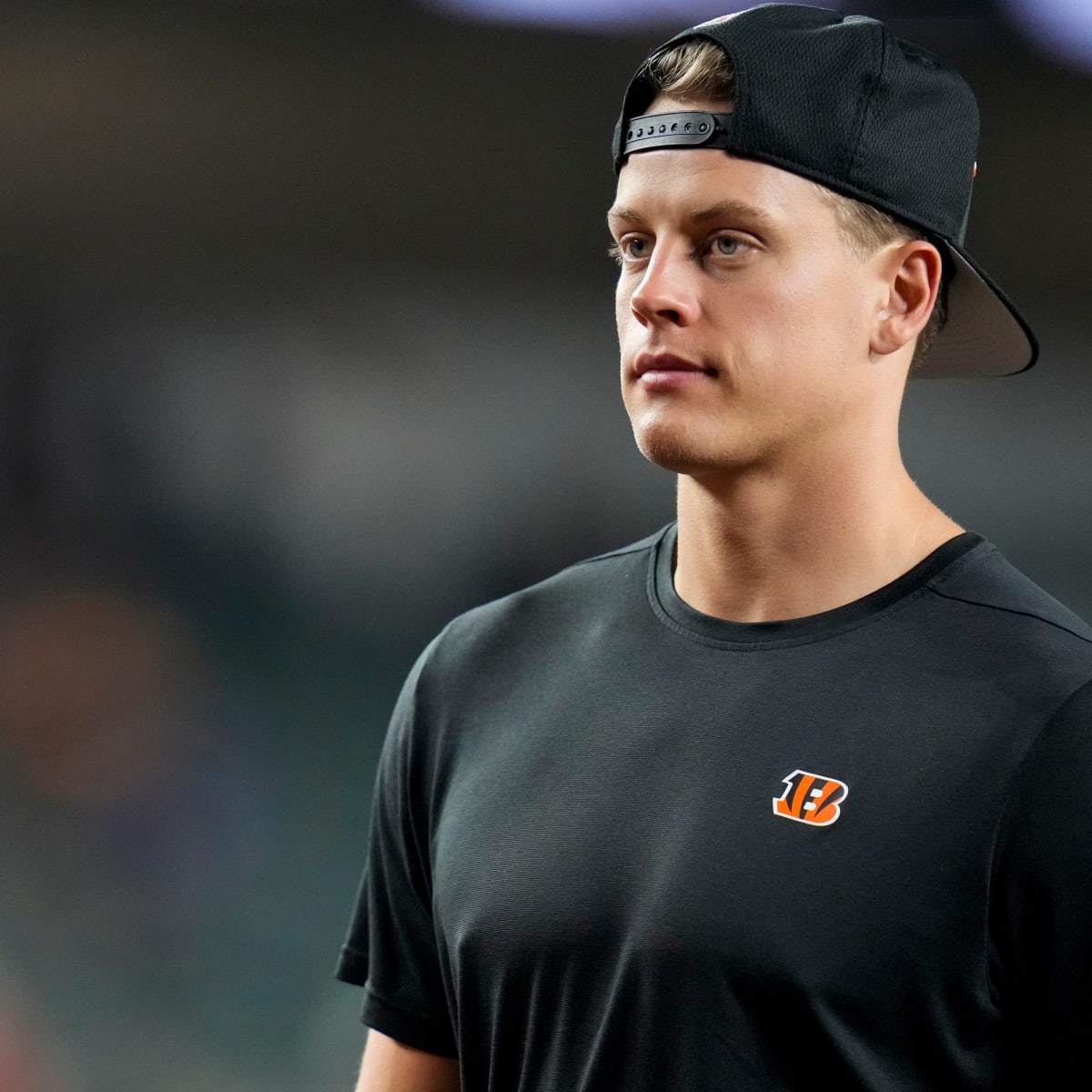 Joe Burrow shows up to Bengals practice with a new look