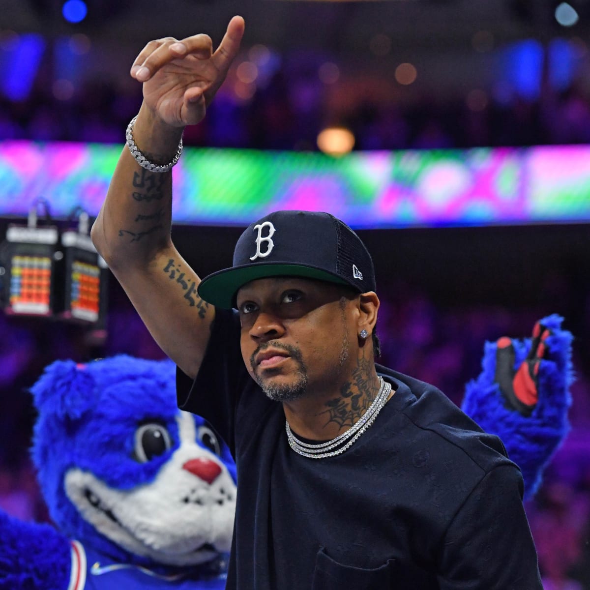 Philadelphia 76ers - Outfit on point for Allen Iverson's Naismith