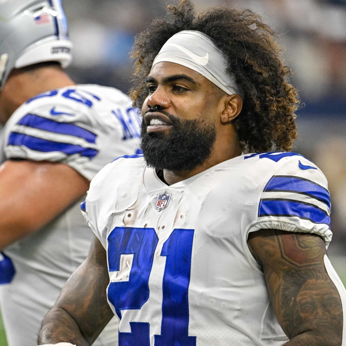 Patriots sign former Pro Bowl running back Ezekiel Elliott to 1-year deal