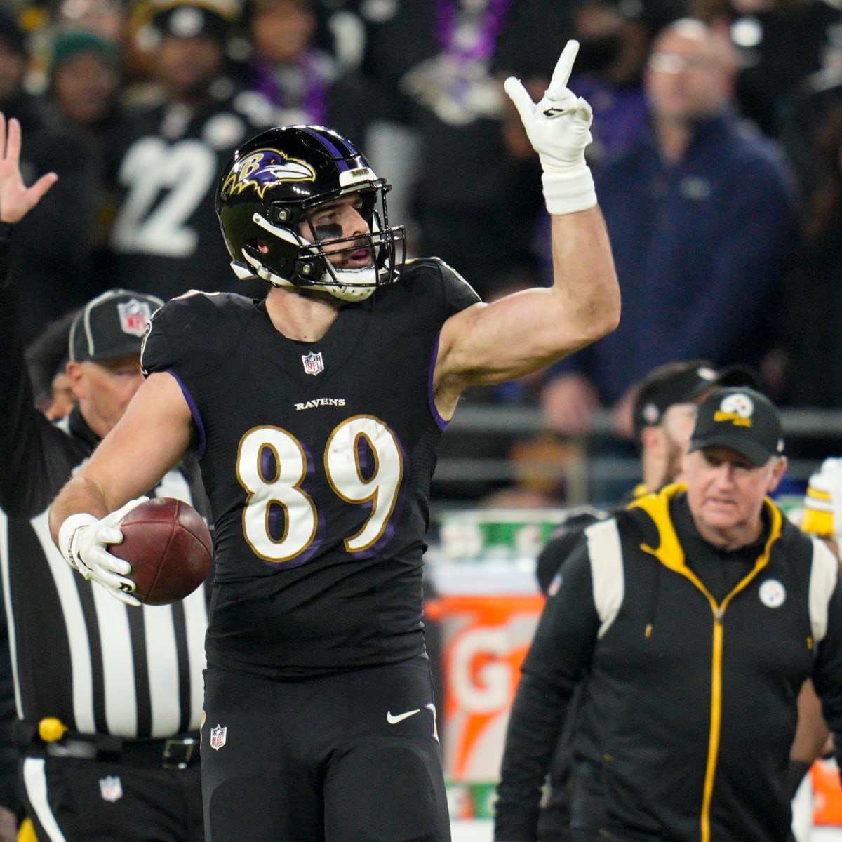 Ravens' TE Mark Andrews visits Verizon store in Baltimore