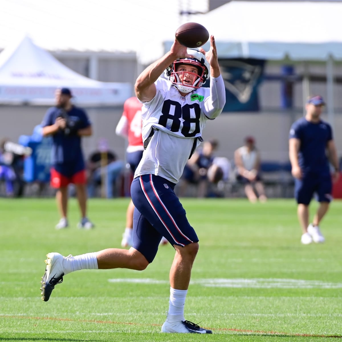 Dolphins' Mike Gesicki attempts to hurdle defender like Bills QB