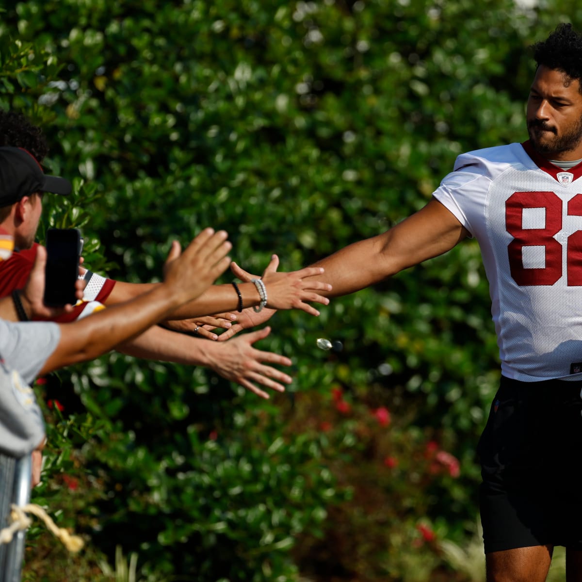 Sam Howell 'Missing' Commanders TE Logan Thomas - Sports