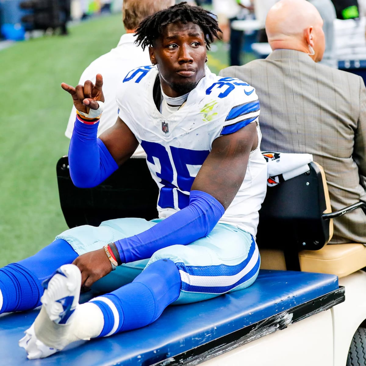 DeMarvion Overshown injures knee during Cowboys game