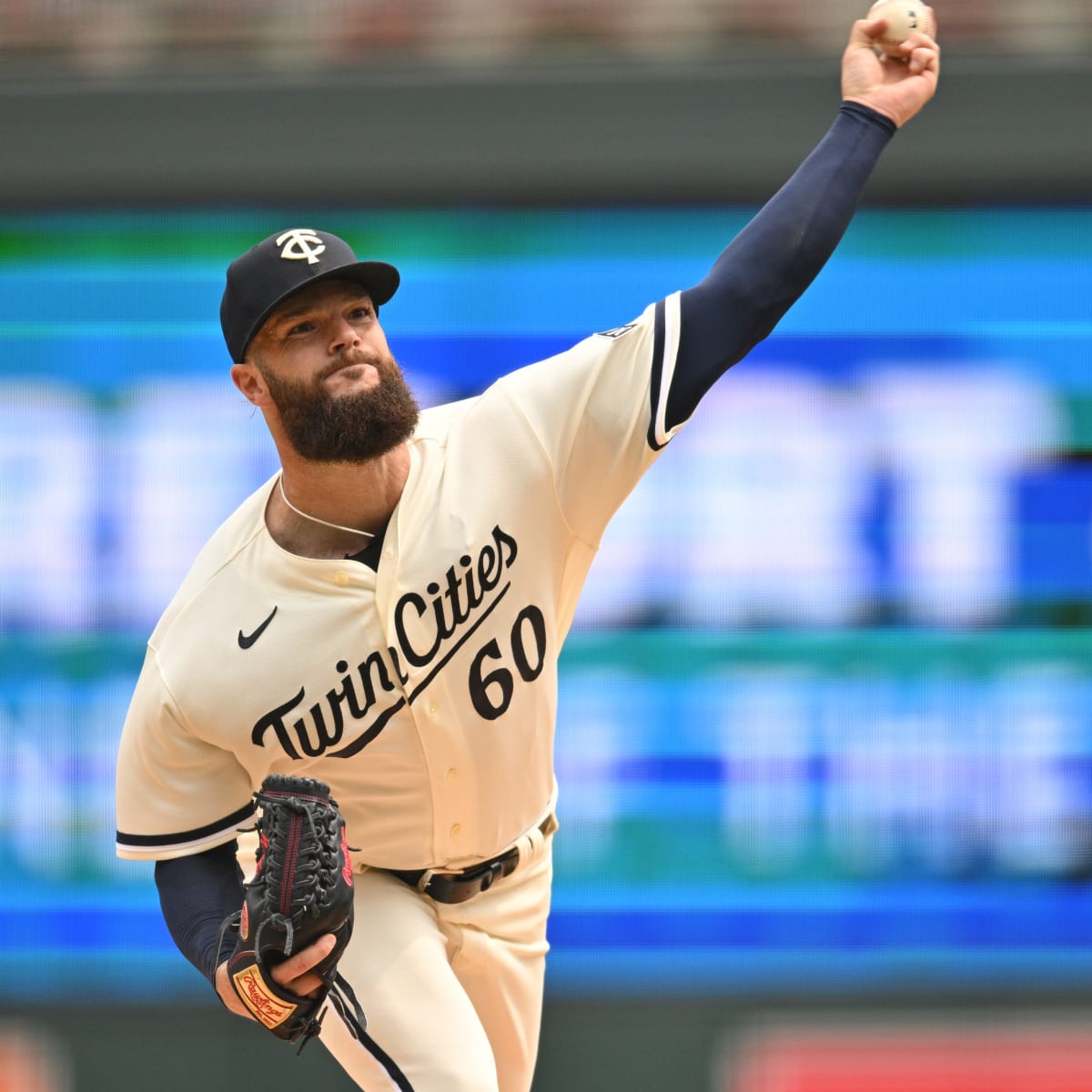 Keuchel has perfect game broken up in 7th as Twins beat Pirates 2-0