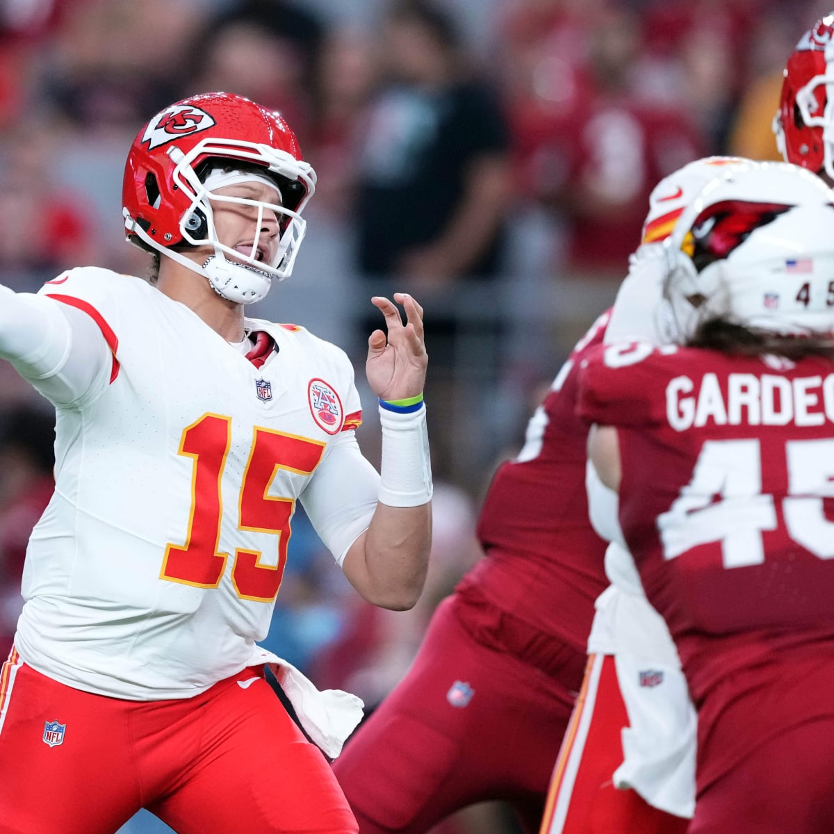 Mahomes can't believe he missed wide open Kelce with flying sideline pass