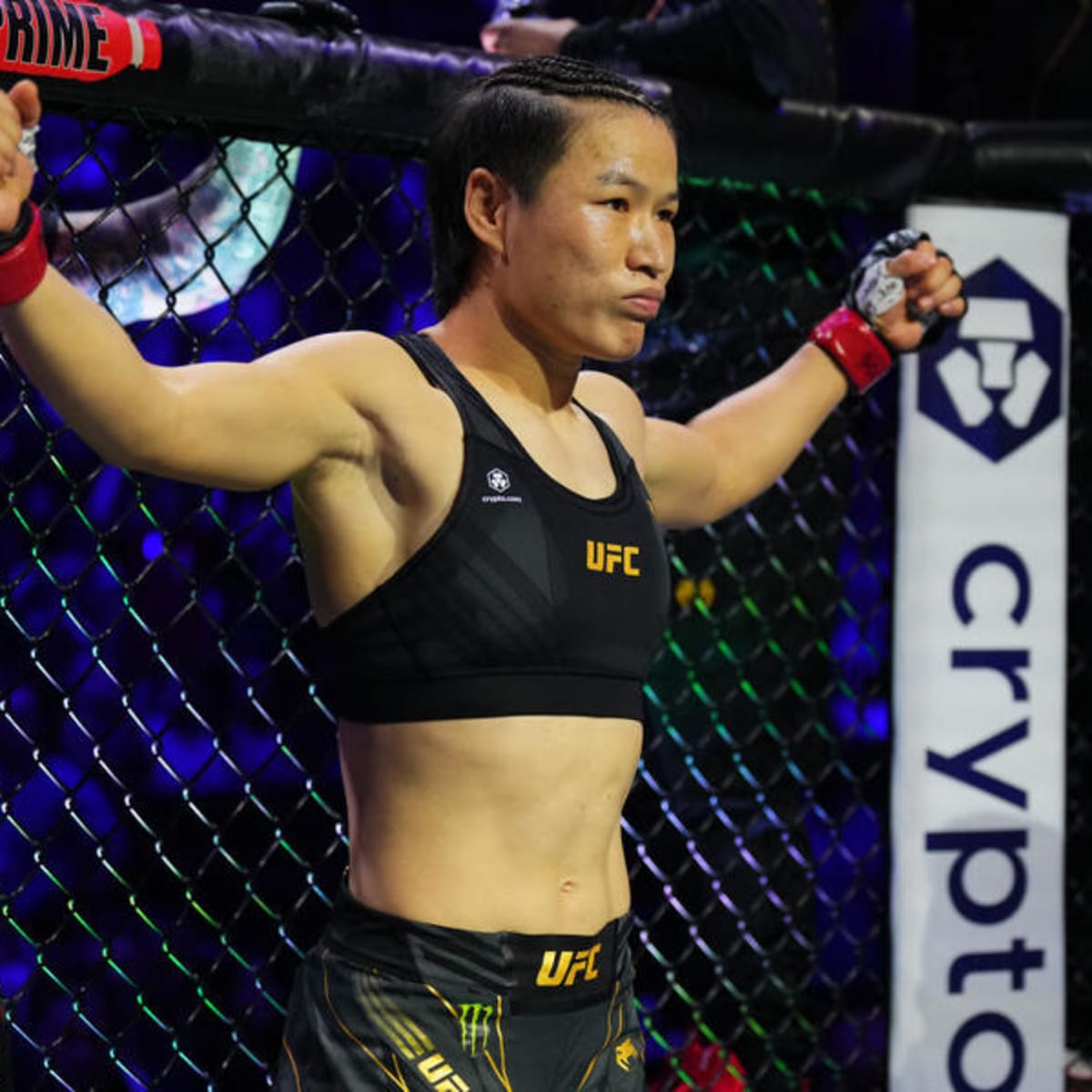 Zhang Weili Dominates at UFC 292