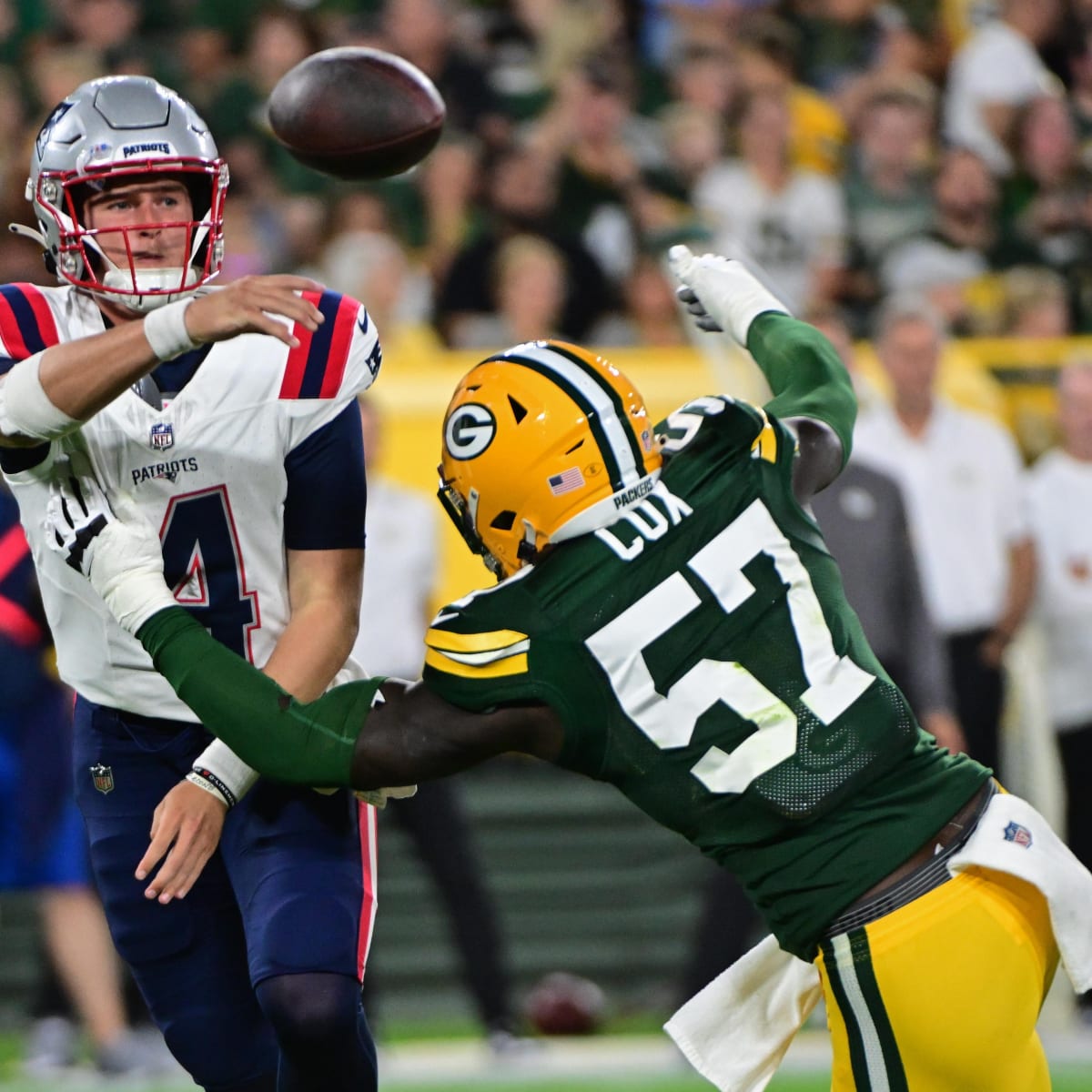 Green Bay, Wisconsin, USA. 24th Sep, 2023. Green Bay Packers linebacker  Quay Walker (7) and safety Rudy Ford (20) tackle New Orleans Saints running  back Kendre Miller (25) during the NFL football