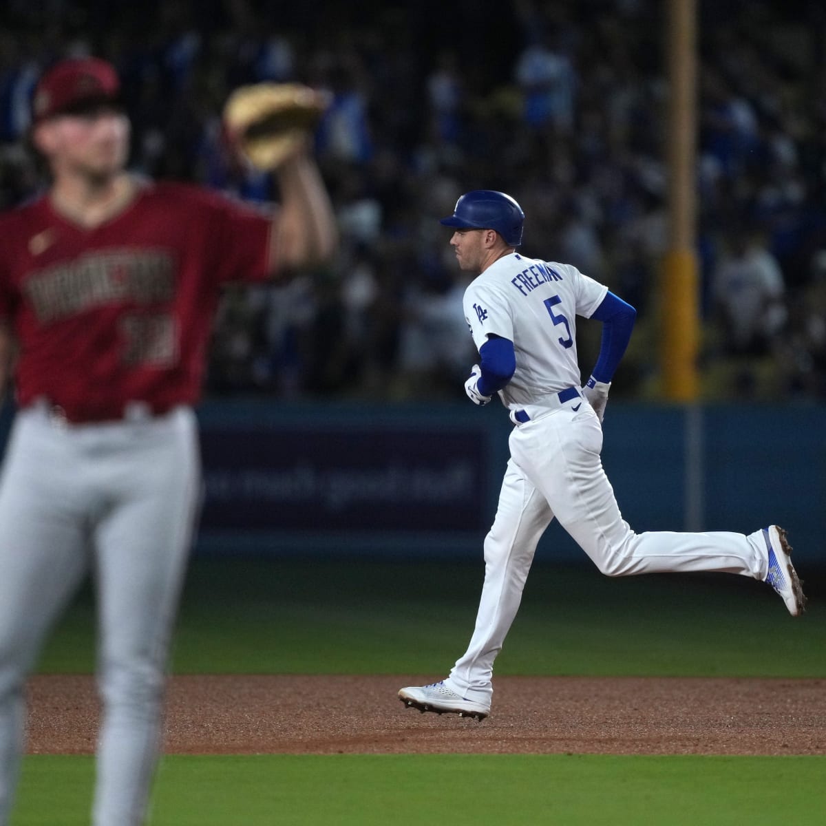 Jason Heyward hits a 3-run homer as the Dodgers rout the Orioles