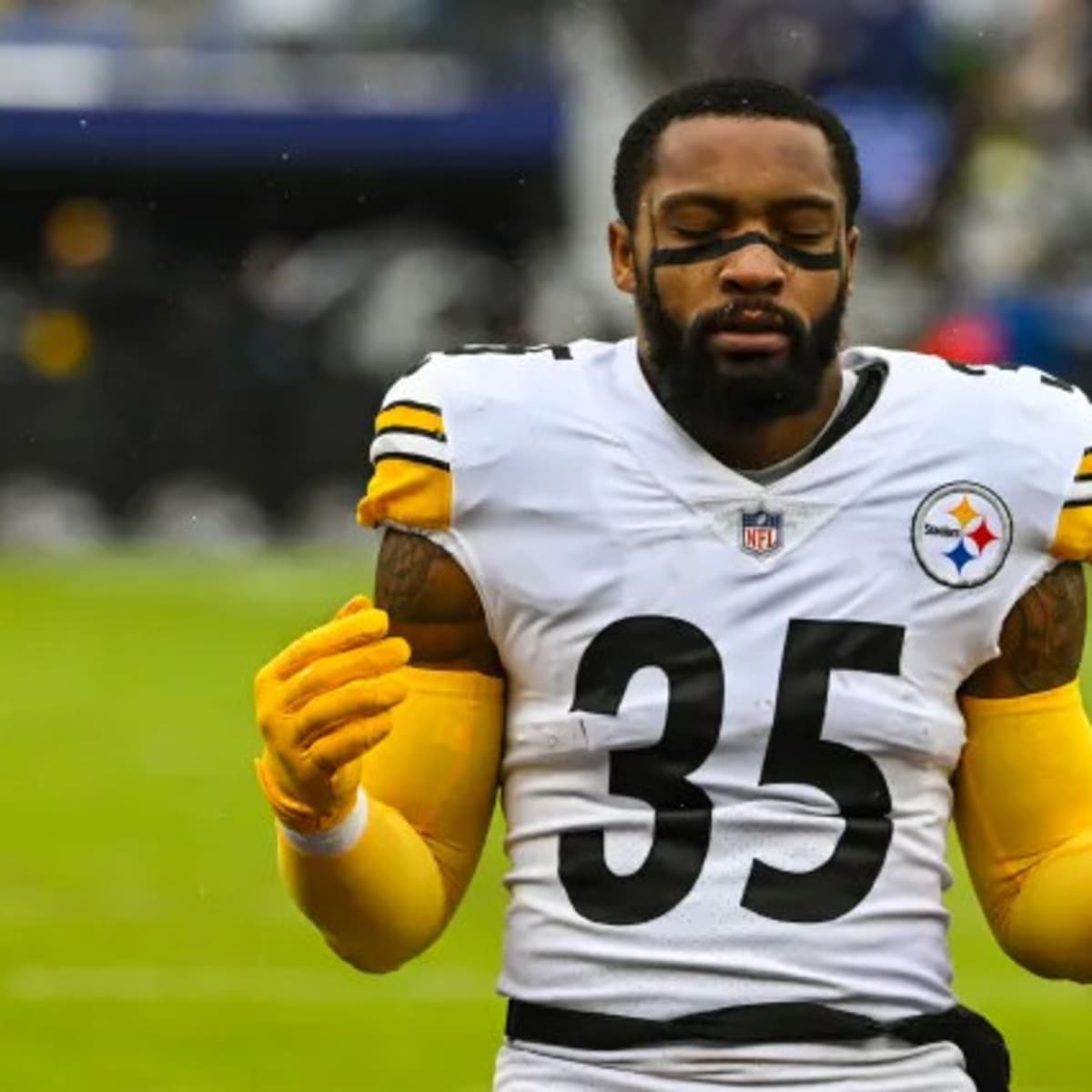 Pittsburgh Steelers cornerback Arthur Maulet (35) defends during